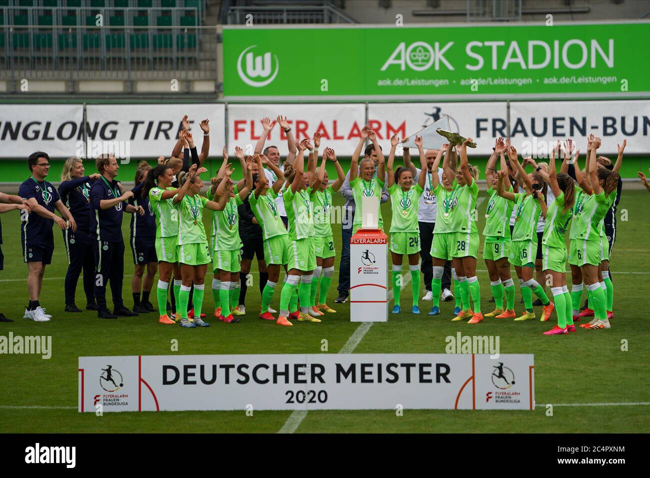 Team Vfl Wolfsburg celebrates their trophy during the Womens Bundesliga  football match between VfL Wolfsburg and Bayer 04 Leverkusen. Daniela  Porcelli/SPP Stock Photo - Alamy