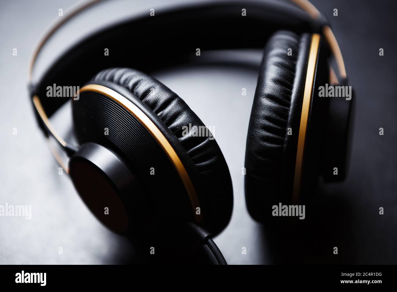 Professional dj headphones.Listen to music with hifi audio