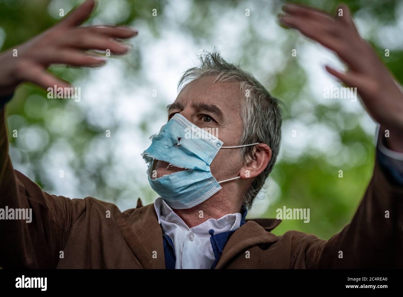 London, UK. 28th June, 2020. Heiko Khoo, a veteran speaker at Speakers’ Corner, debates through a gradually deteriorating face mask whilst observing social distancing. Preaching, debates and sermons at Speakers’ Corner, the public speaking north-east corner of Hyde Park. Credit: Guy Corbishley/Alamy Live News Stock Photo