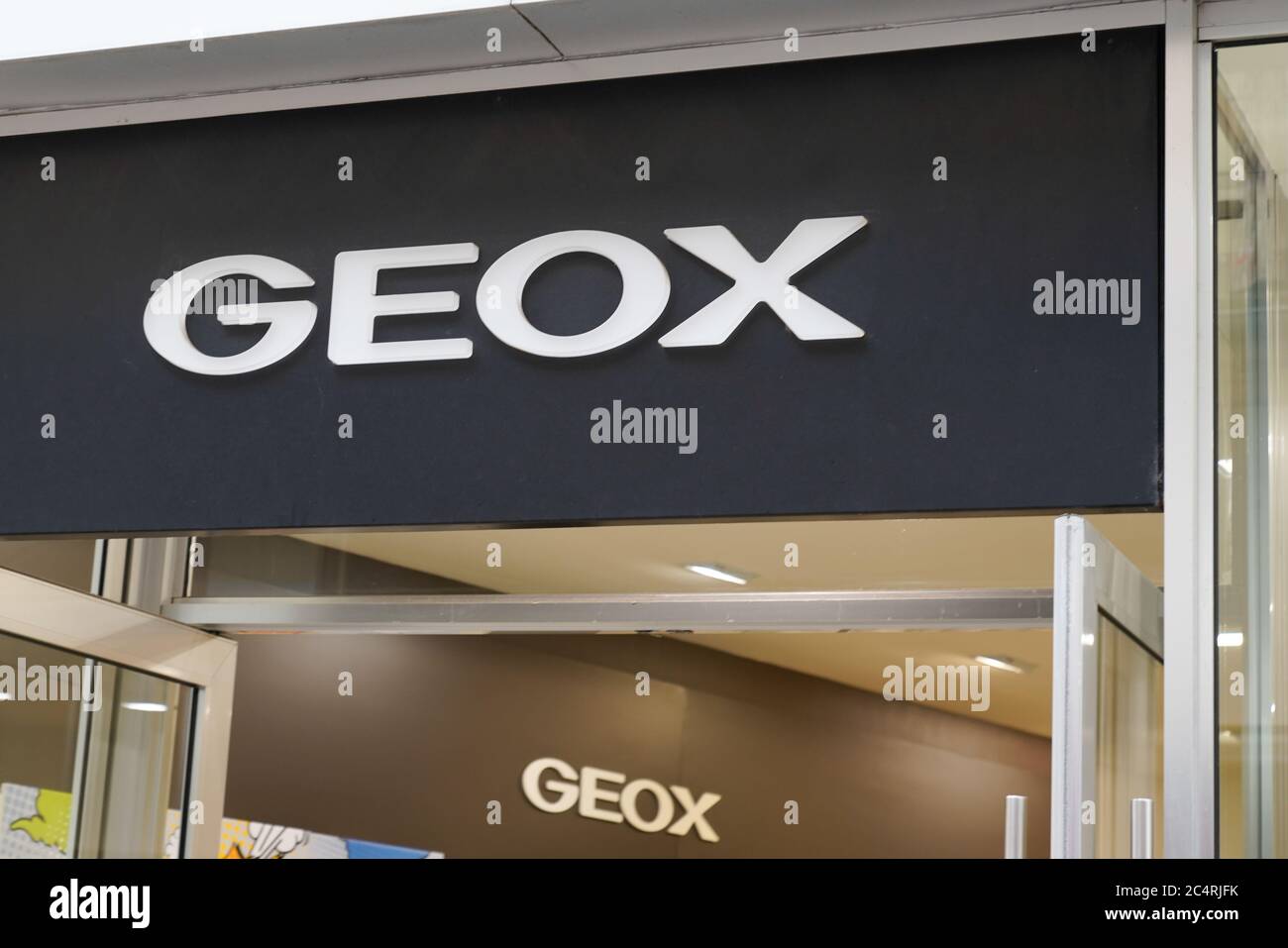 Bordeaux , Aquitaine / France - 06 20 2020 : Geox sign store and shop logo  of Italian shoes and clothing brand Stock Photo - Alamy