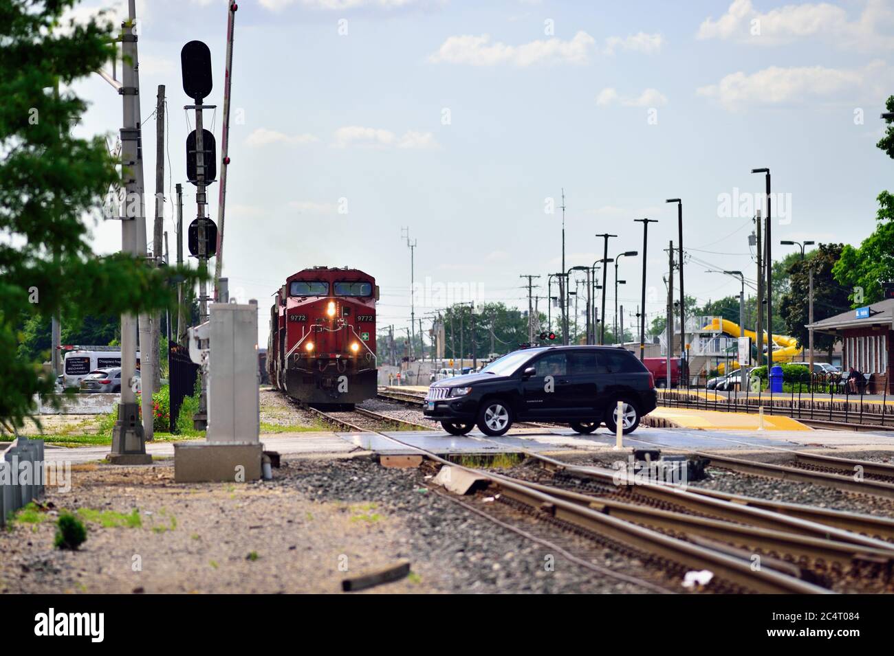 https://c8.alamy.com/comp/2C4T084/franklin-park-illinois-usa-a-canadian-pacific-railway-locomotive-leading-a-freight-train-closes-on-a-suv-advancing-across-a-grade-crossing-2C4T084.jpg