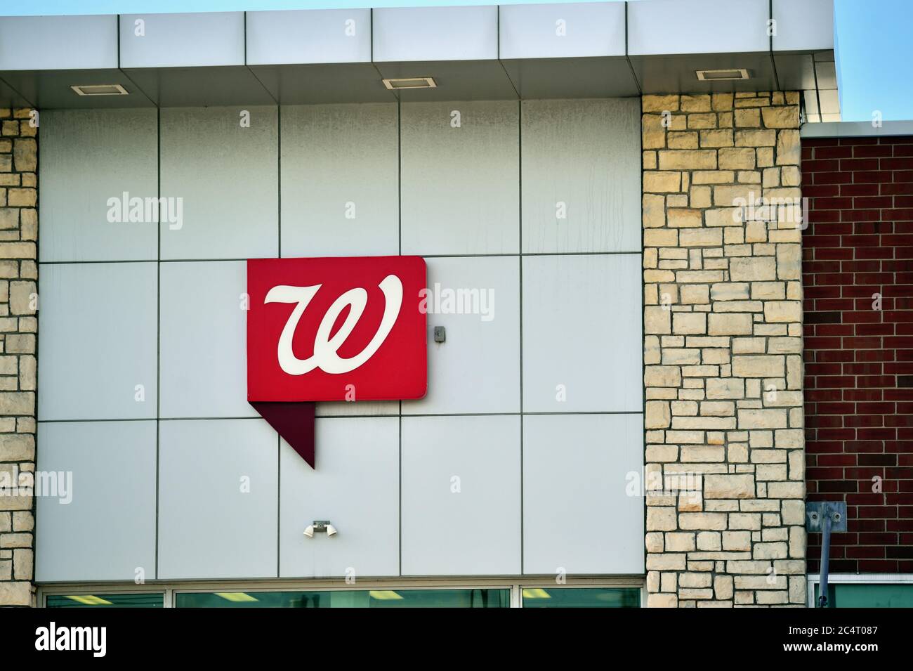 Bartlett, Illinois, USA. A logo on the outside of a Walgreens drug store in suburban Chicago. Stock Photo