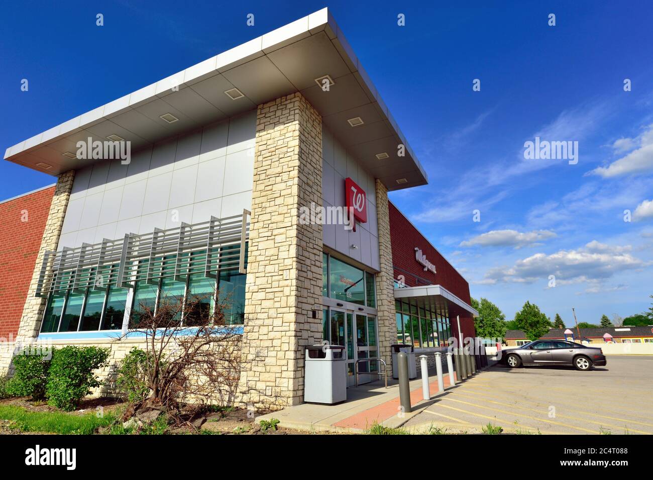 Bartlett, Illinois, USA. A Walgreens drug store in suburban Chicago. Walgreens maintains in excess of 9,000 store locations in the United States. Stock Photo