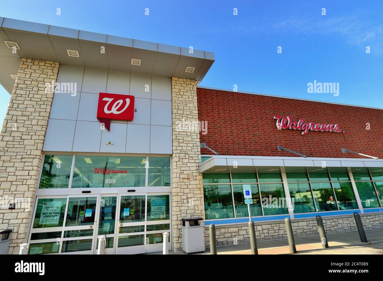 Bartlett, Illinois, USA. A Walgreens drug store in suburban Chicago. Walgreens maintains in excess of 9,000 store locations in the United States. Stock Photo