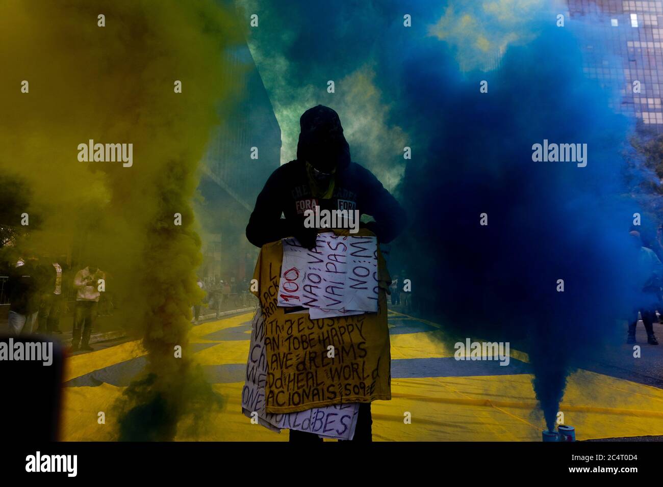 Sao Paulo, Brazil. 28th June, 2020. Leftist militants and football fans protested against the government of President Bolsonaro, against racism and for democracy on Sao Paulo Avenue. Protesters held banners and lit smoke signals amid speeches by militants who were accompanied by a large number of military police. Credit: Dario Oliveira/ZUMA Wire/Alamy Live News Stock Photo