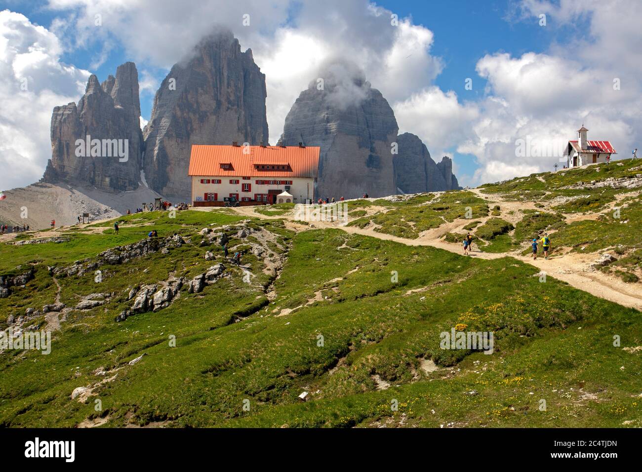 Rifugio Locatelli (Dreizinnenhutte) and the Tre Cime di Lavaredo Stock Photo