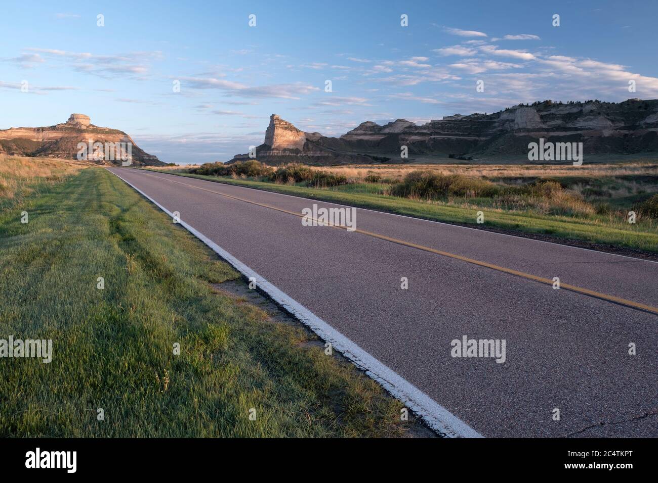 Looking along the Old Oregon Trail road in the center of Scotts Bluff National Monument, Nebraska Stock Photo