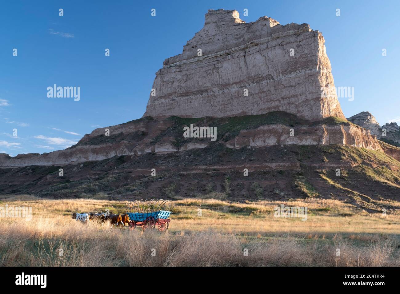 Mock covered wagons set below Scotts Bluff National Monument along the famous Oregon Trail in western Nebraska Stock Photo