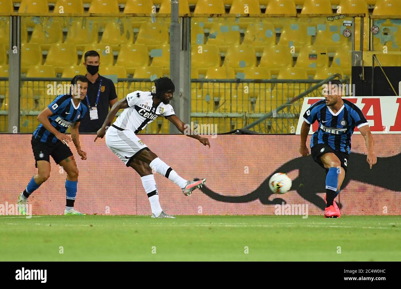 Parma, Italy. 28th June, 2020. Parma's Gervinho (C) scores his goal during a Serie A match between Parma and Inter Milan in Parma, Italy, June 28, 2020. Credit: Alberto Lingria/Xinhua/Alamy Live News Stock Photo
