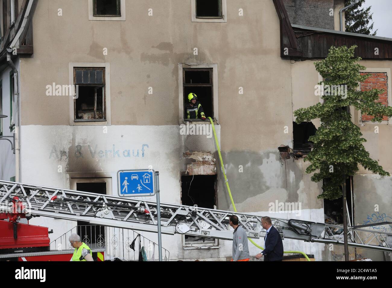 29 June 2020, Thuringia, Pößneck: Firefighters are standing by a house in the city centre. A fire had broken out here last night. Police are investigating the cause of the fire. According to first reports, no persons were injured. Photo: Bodo Schackow/dpa-Zentralbild/dpa Stock Photo