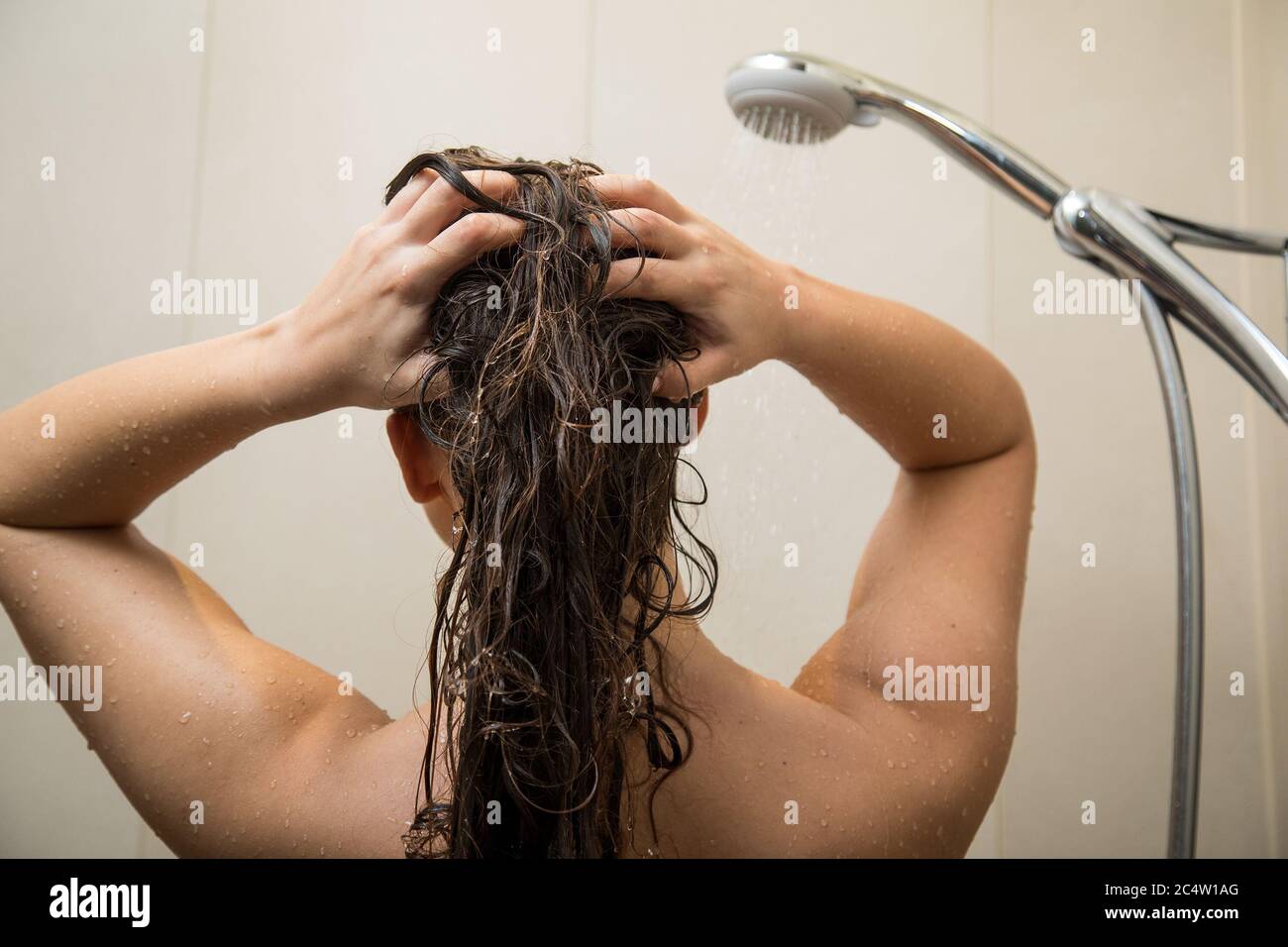 Hamburg, Germany. 11th Apr, 2018. On the topic service report of 29 June 2020: After sport in summer, it is better to cool down the heated body slowly - and turn the shower to a lukewarm temperature for the time being, instead of letting it run ice-cold. Credit: Christin Klose/dpa-tmn/dpa/Alamy Live News Stock Photo