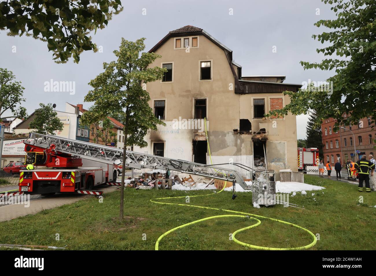 29 June 2020, Thuringia, Pößneck: Firefighters are standing by a house in the city centre. A fire had broken out here last night. Police are investigating the cause of the fire. According to first reports, no persons were injured. Photo: Bodo Schackow/dpa-Zentralbild/dpa Stock Photo