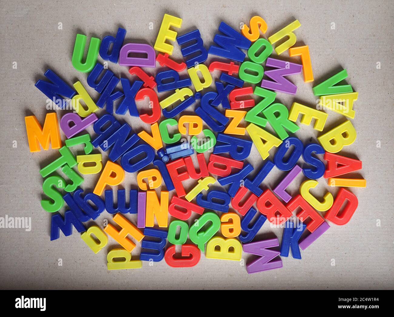 Colorate le lettere magnetiche che si potrebbero mettere su un frigorifero  o un avviso in bacheca Foto stock - Alamy