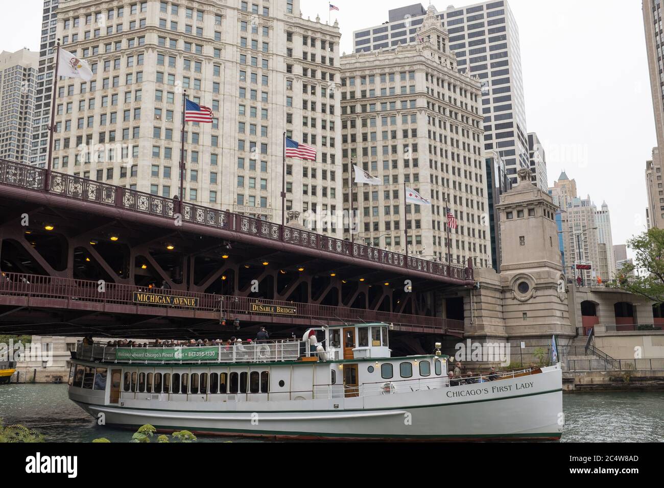 First Lady boat tour passing under Dusable bridge in Chicago, Illinois Stock Photo