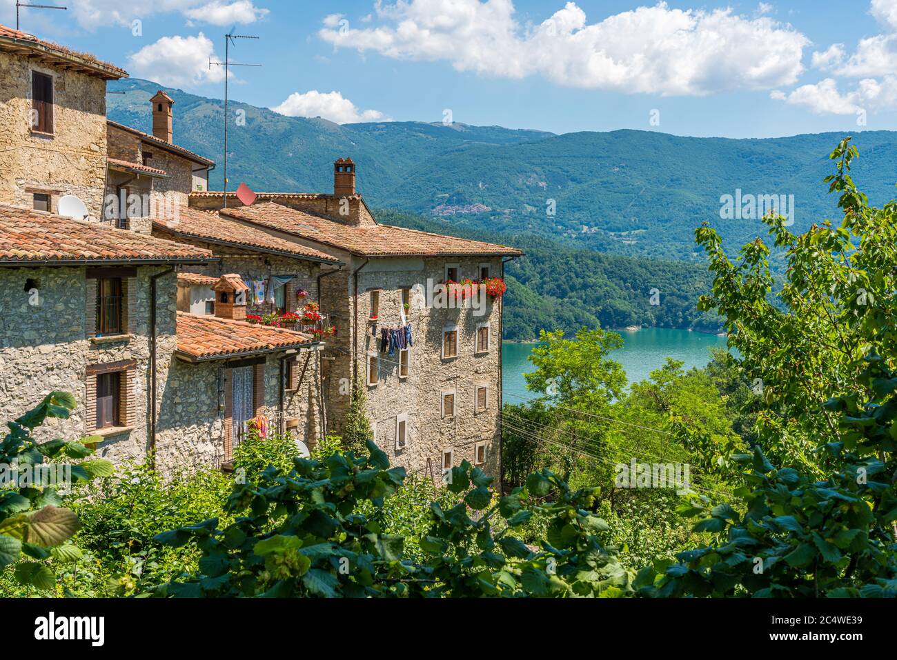 The beautiful village of Rocca Vittiana overlooking the Lago del Salto. Province of Rieti, Lazio, Italy. Stock Photo