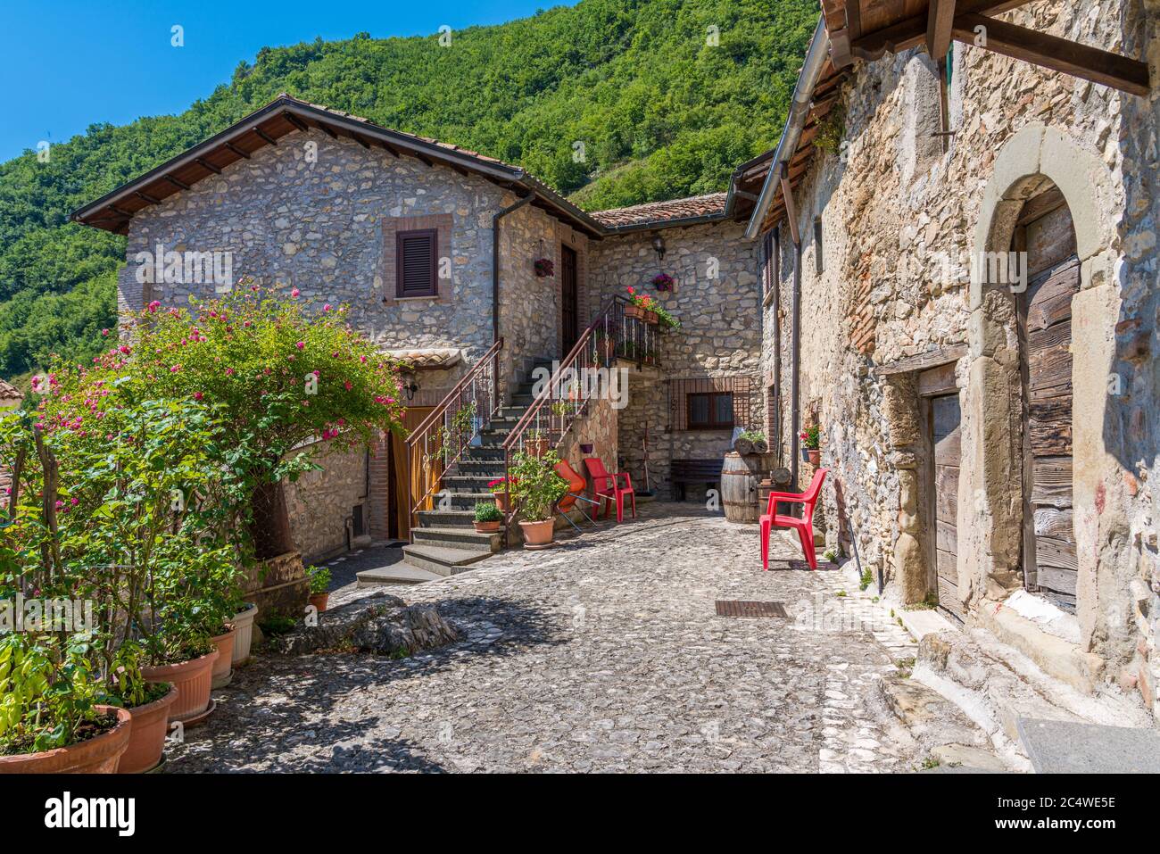 The beautiful village of Rocca Vittiana overlooking the Lago del Salto. Province of Rieti, Lazio, Italy. Stock Photo