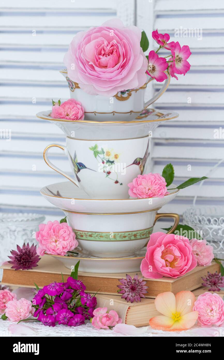 florale decoration with vintage tea cups and roses Stock Photo Alamy