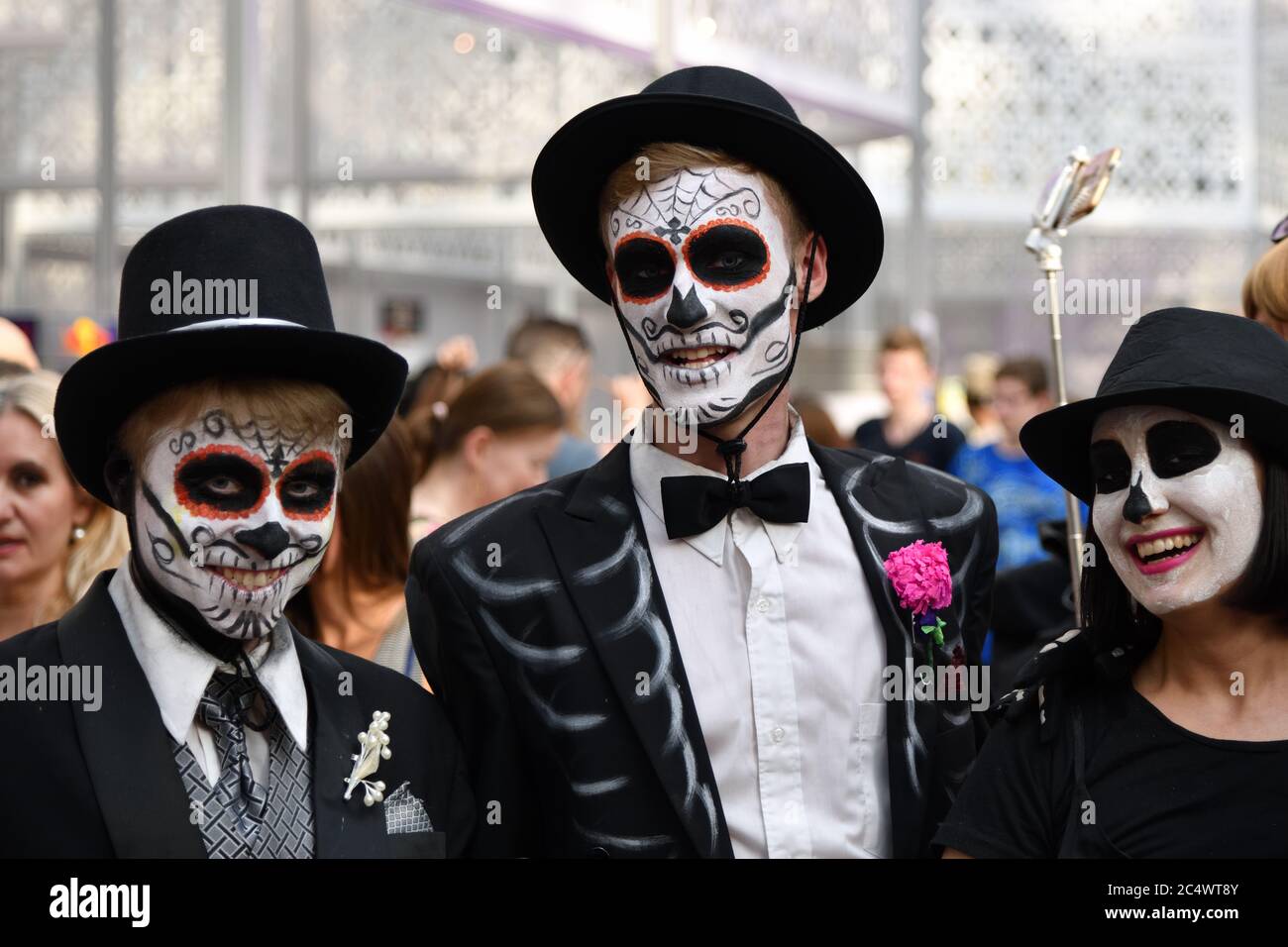 Regenboog Verzorgen Verbeteren Moscow, Russia - June 29, 2018: Participants in traditional clothing during  Dia de los Muertos Mexican carnival. Sugar skull makeup. Day of The Dead  Stock Photo - Alamy