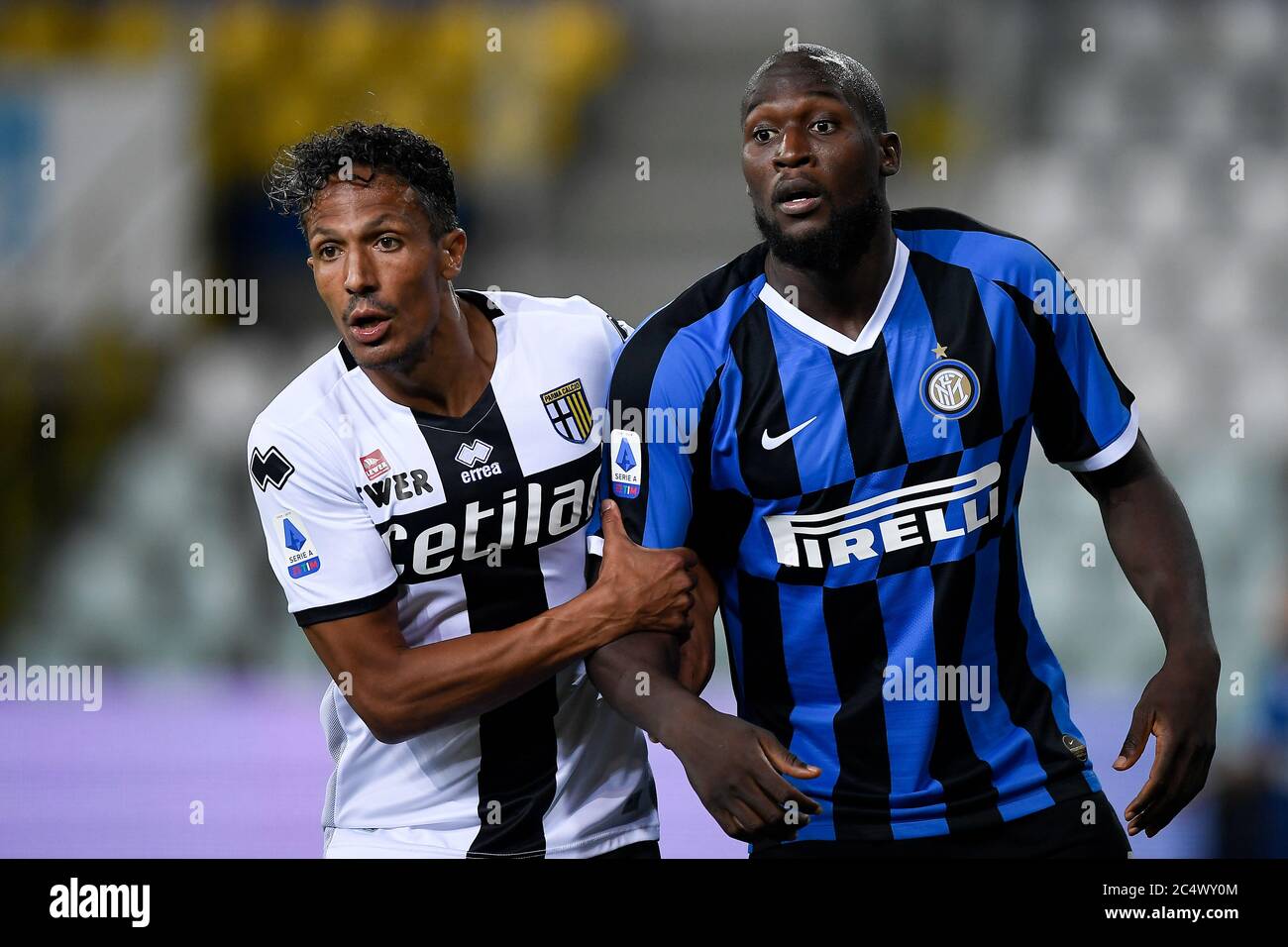 Parma, Italy. 28th June, 2020. PARMA, ITALY - June 28, 2020: Romelu Lukaku (R) of FC Internazionale comptes with Bruno Alves of Parma Calcio during the Serie A football match between Parma Calcio and FC Internazionale. (Photo by Nicolò Campo/Sipa USA) Credit: Sipa USA/Alamy Live News Stock Photo