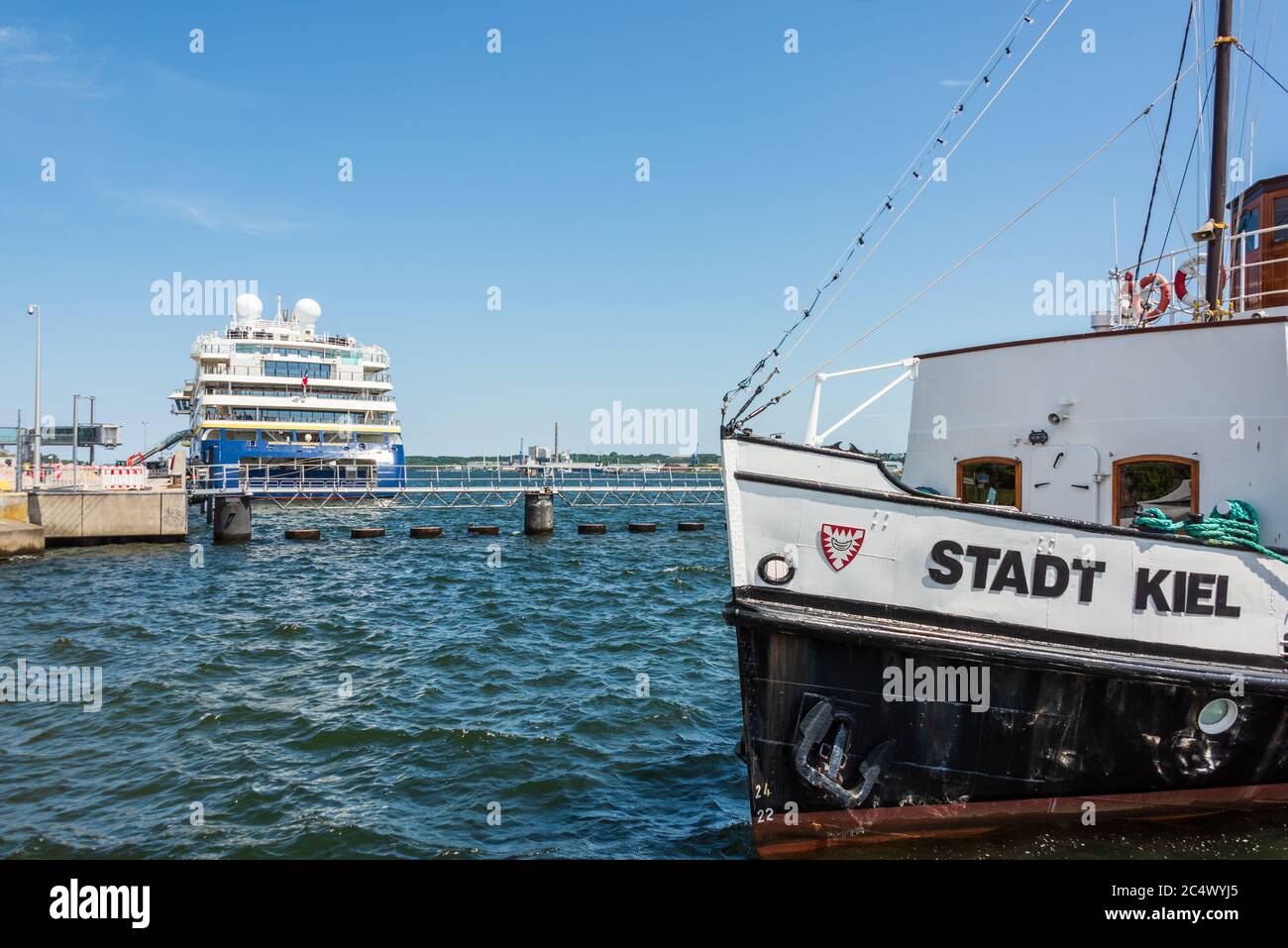 Das erste Kreuzfahrtschiff dieser Saison hat heute in Kiel am Ostseekai angelegt. Es handelt sich um die  Die National Geographic Endurance Stock Photo