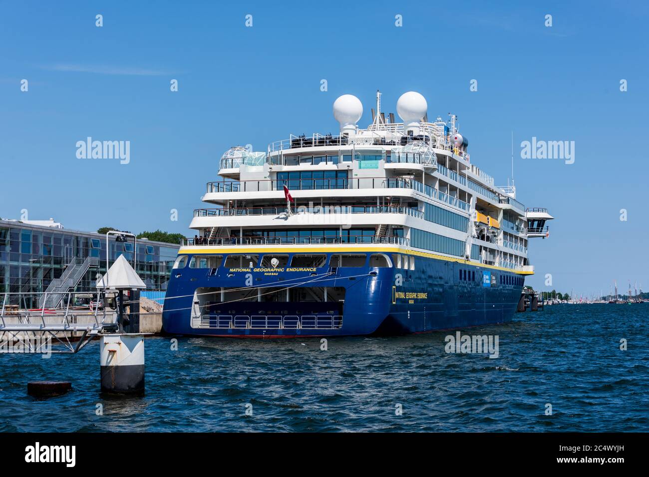 Das erste Kreuzfahrtschiff dieser Saison hat heute in Kiel am Ostseekai angelegt. Es handelt sich um die  Die National Geographic Endurance Stock Photo