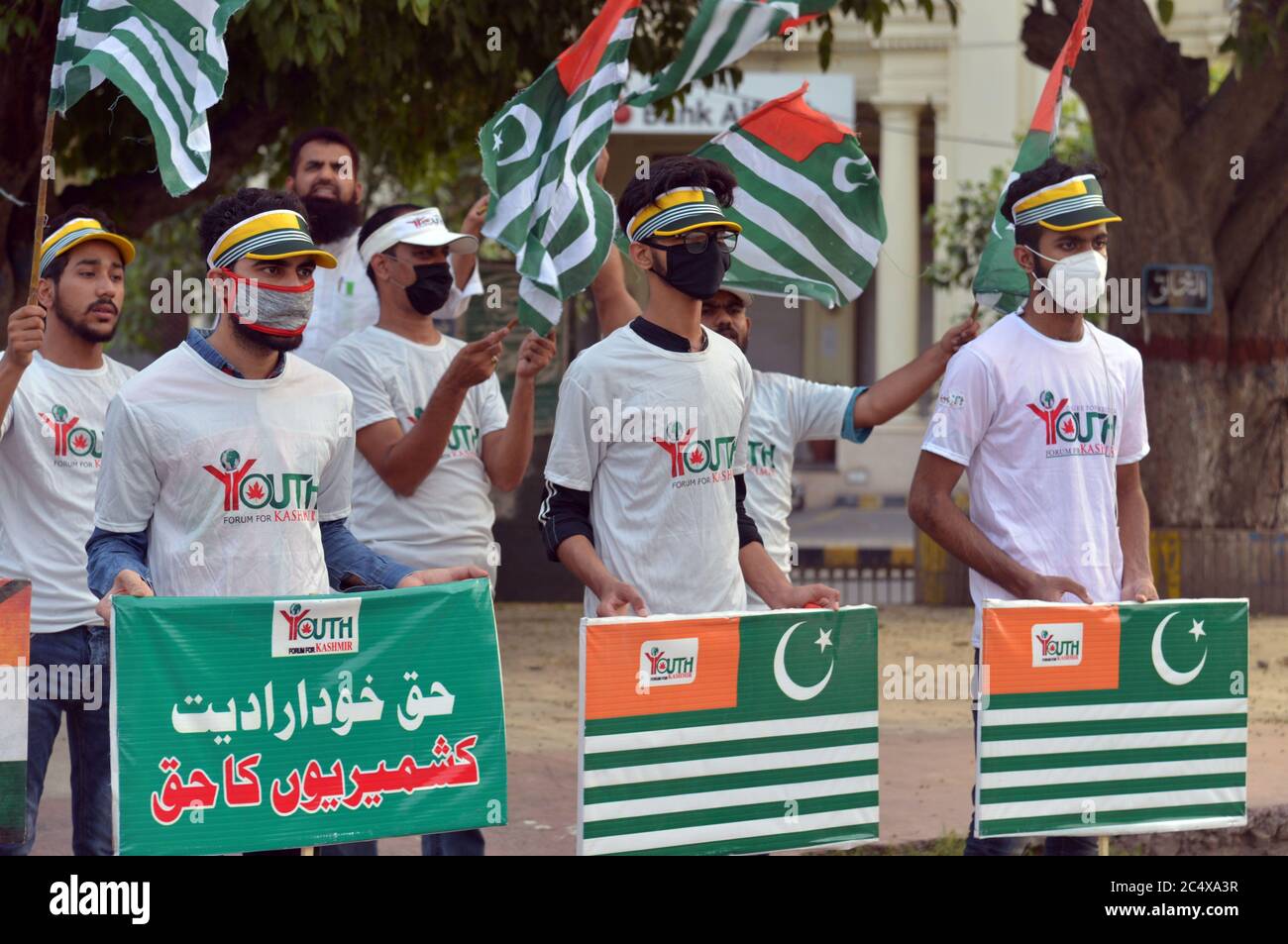 Pakistani members of Youth Forum for Kashmir are holding protest ...