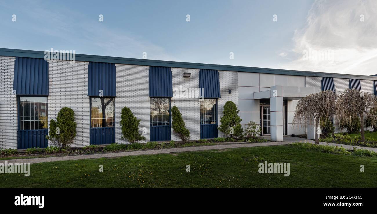 The exterior facade of a generic small business Stock Photo - Alamy