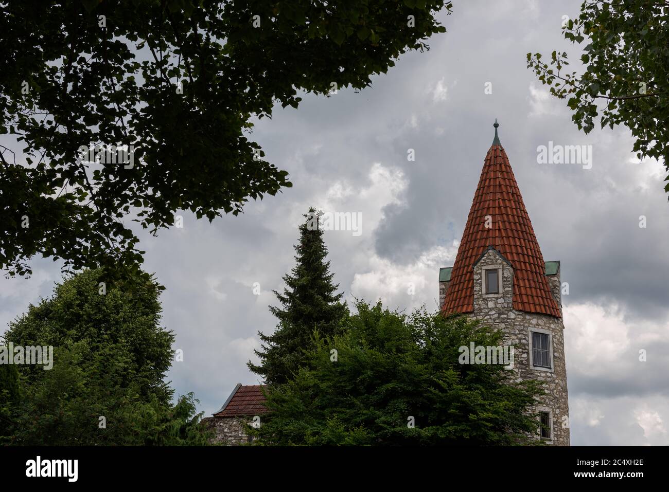 Abensberg in Niederbayern, Maderturm und Stadtmauer, blauer Himmel im Sommer Stock Photo