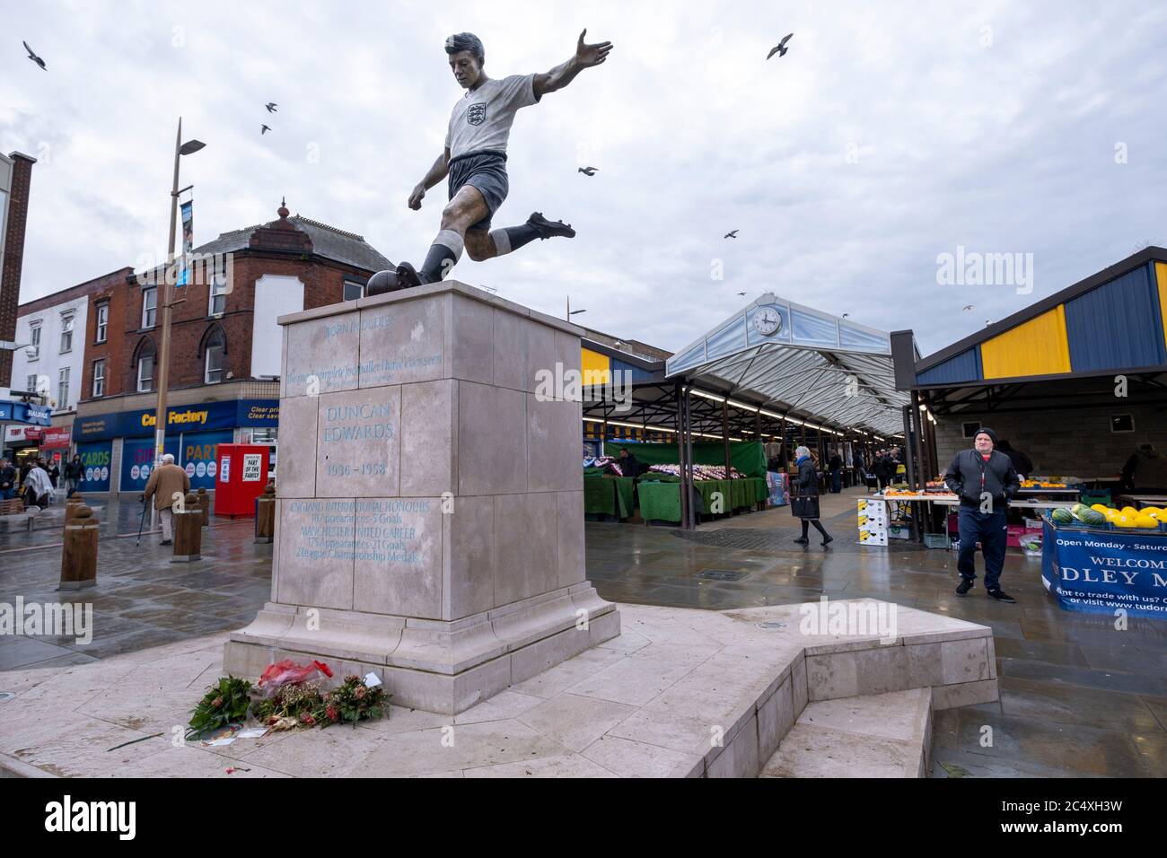 A Statue Of Footballer Duncan Edwards In Dudley Town Centre Edwards Died In The Munich Plane Crash Killing Him And Other Manchester United Team Members Edwards Came From Dudley Stock Photo