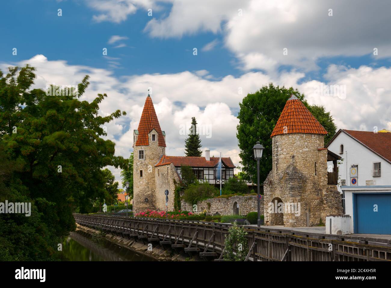 Abensberg in Niederbayern, Maderturm und Stadtmauer, blauer Himmel im Sommer Stock Photo