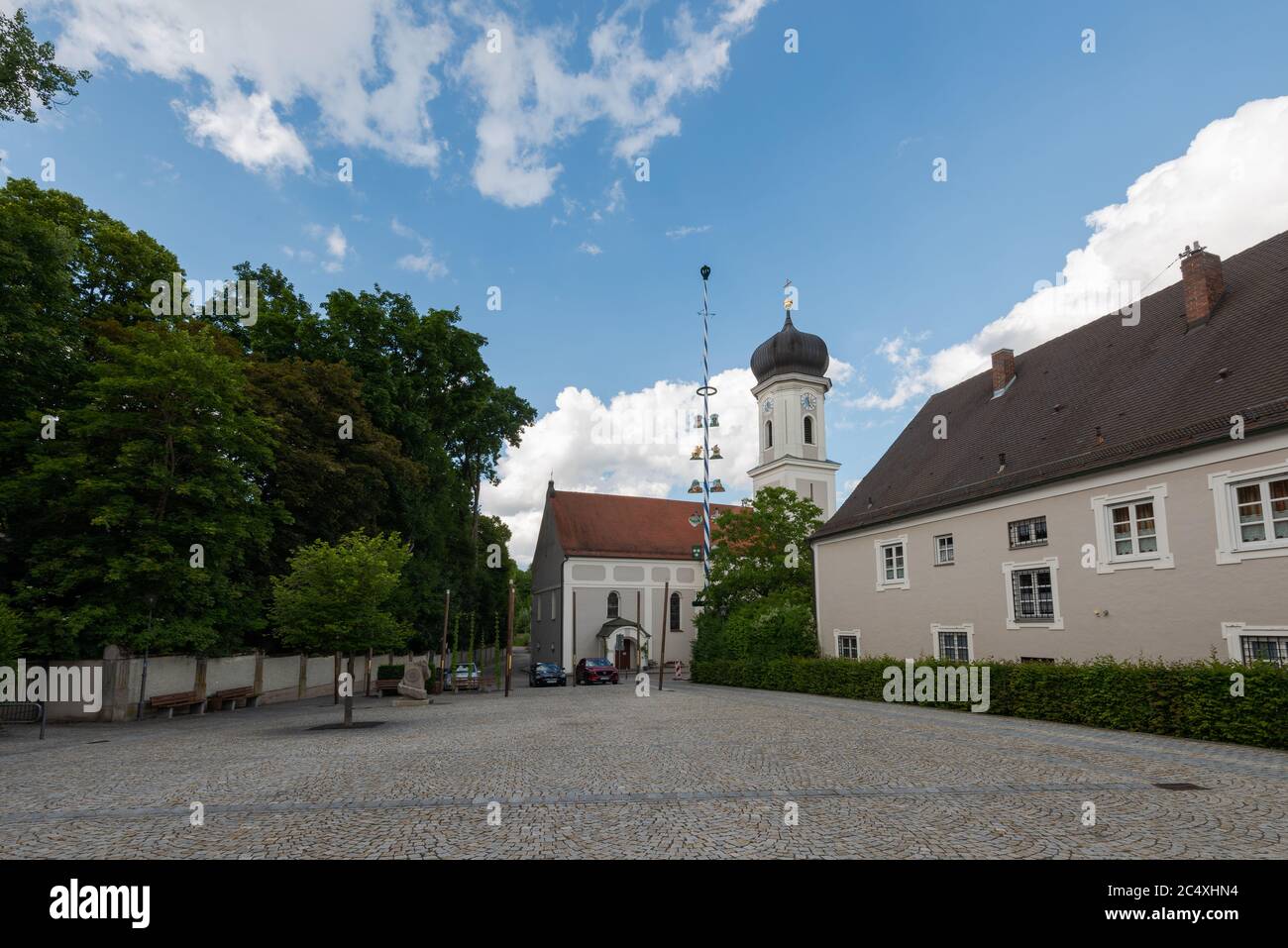 Au in der Hallertau in Oberbayern, Marktplatz mit Rathaus im Sommer