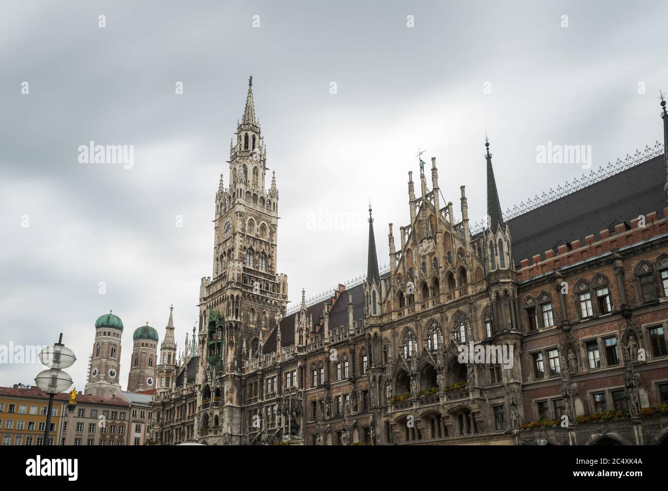 Das Neue Rathaus am Marienplatz in München am Tag mit verwischten, unscharfen Menschen in Bewegung, Langzeitbelichtung Stock Photo