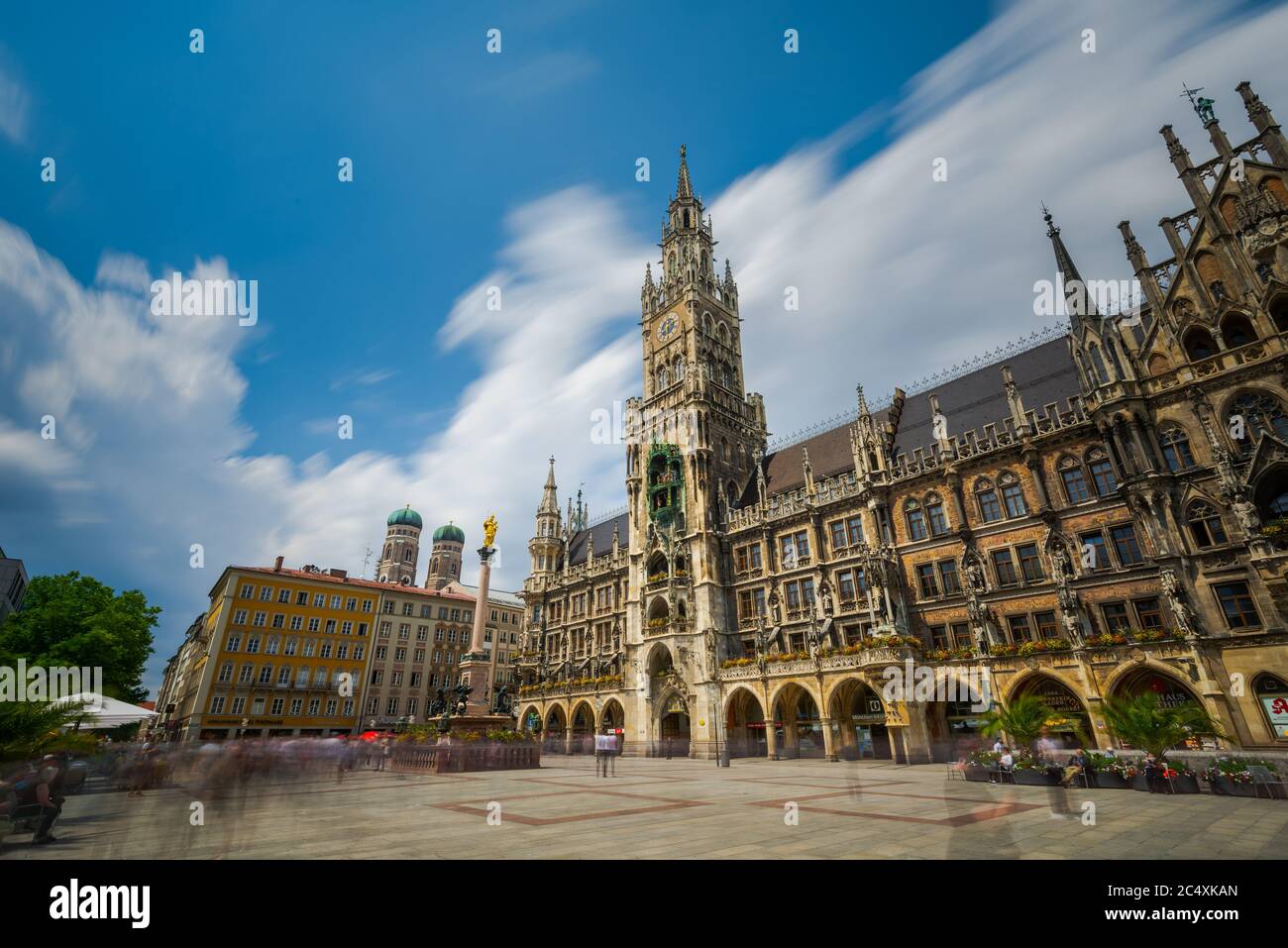 Das Neue Rathaus am Marienplatz in München am Tag mit verwischten, unscharfen Menschen in Bewegung, Langzeitbelichtung Stock Photo