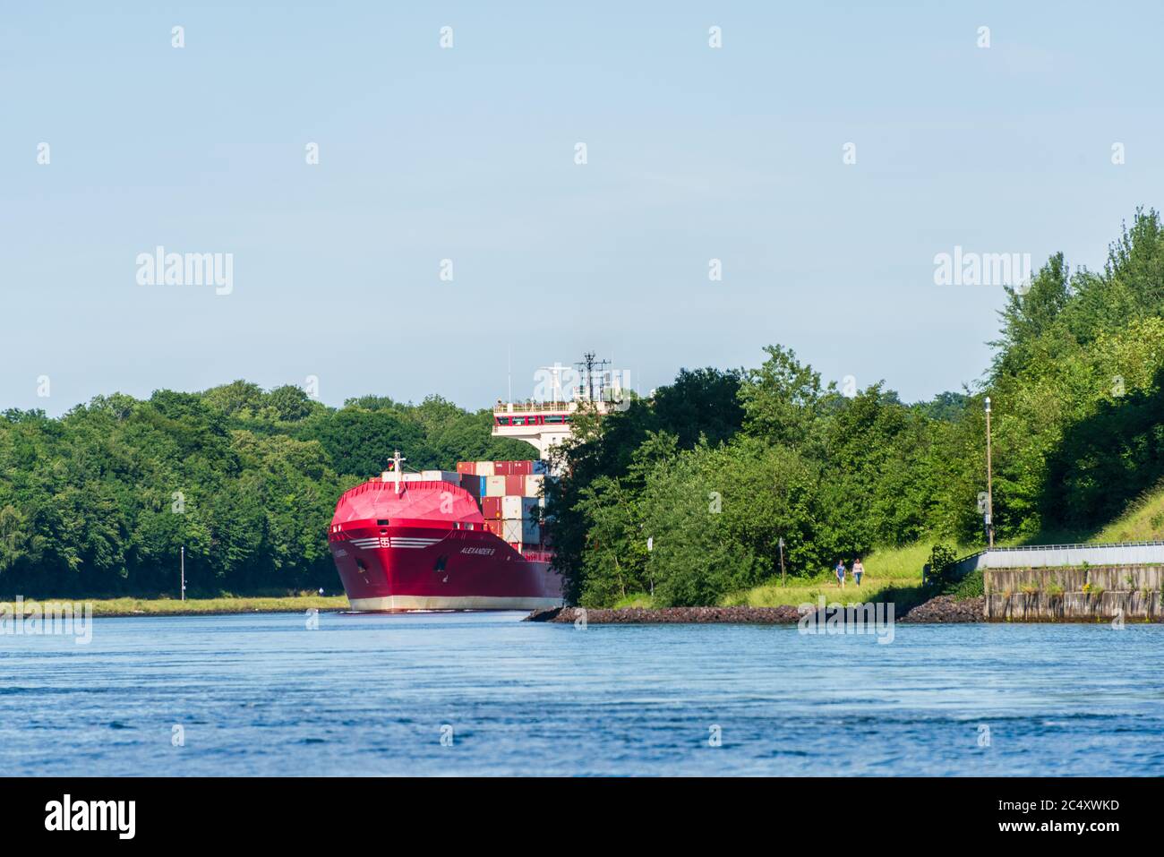 Nord-Ostsee-Kanal. Schiffe passieren die Levensauer Hochbrücke in Kiel-Suchsdorf Stock Photo