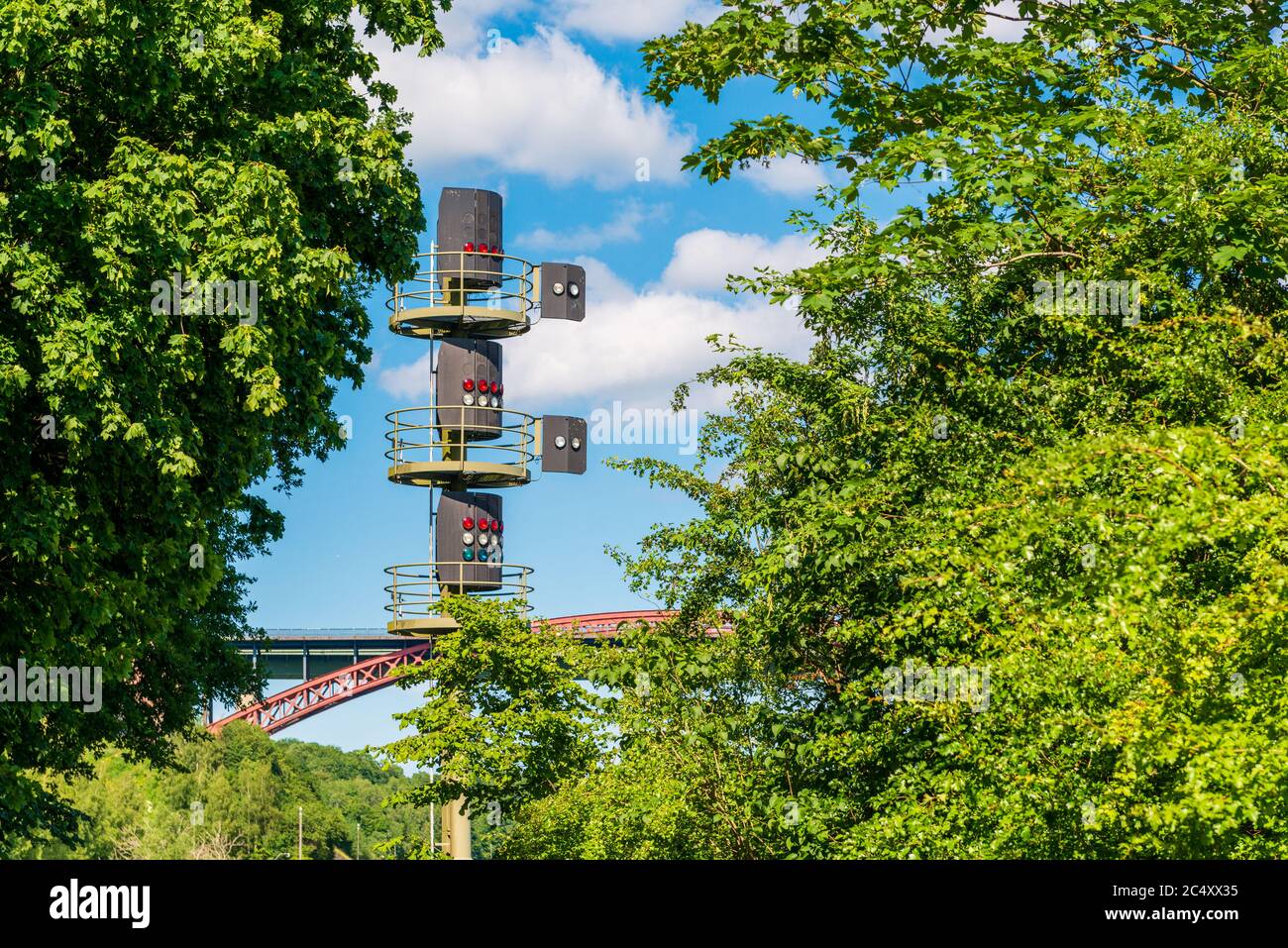 Nord-Ostsee-Kanal. Schiffe passieren die Levensauer Hochbrücke in Kiel-Suchsdorf Stock Photo