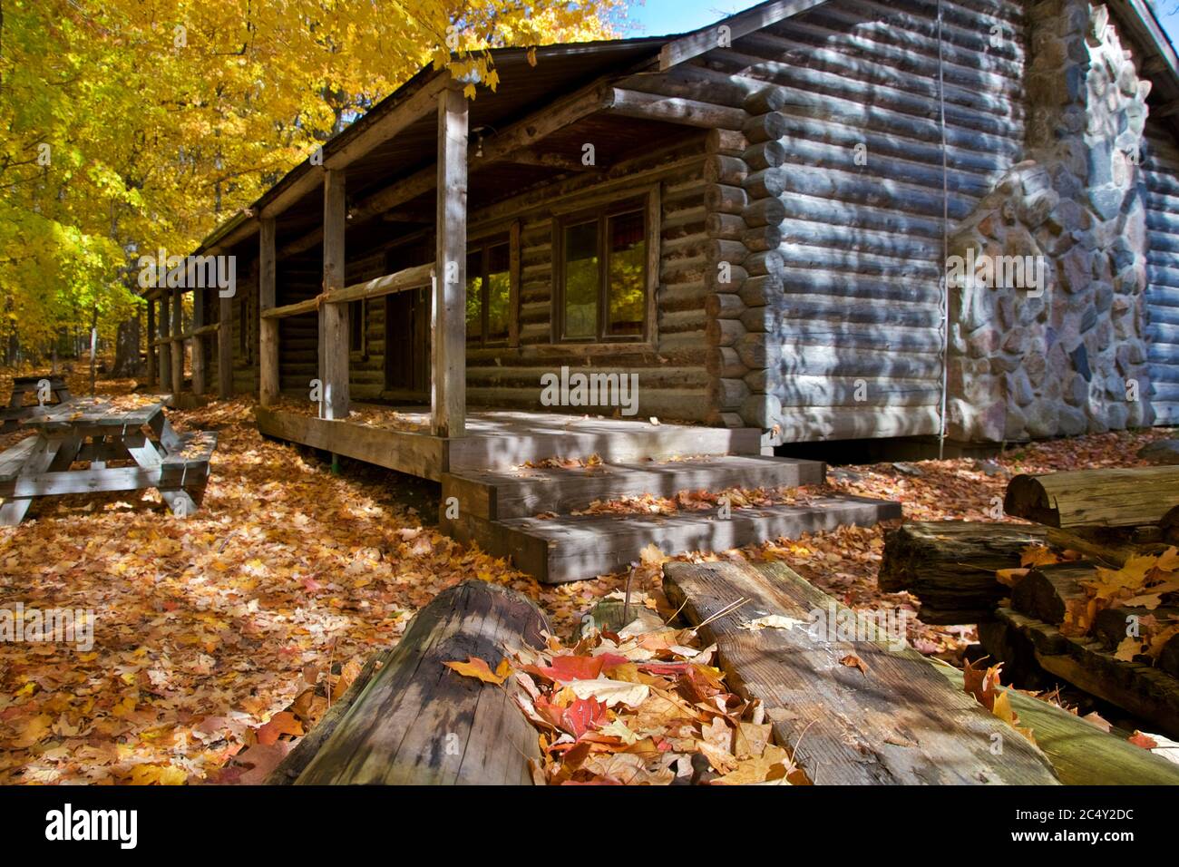 Log house exterior hi-res stock photography and images - Alamy