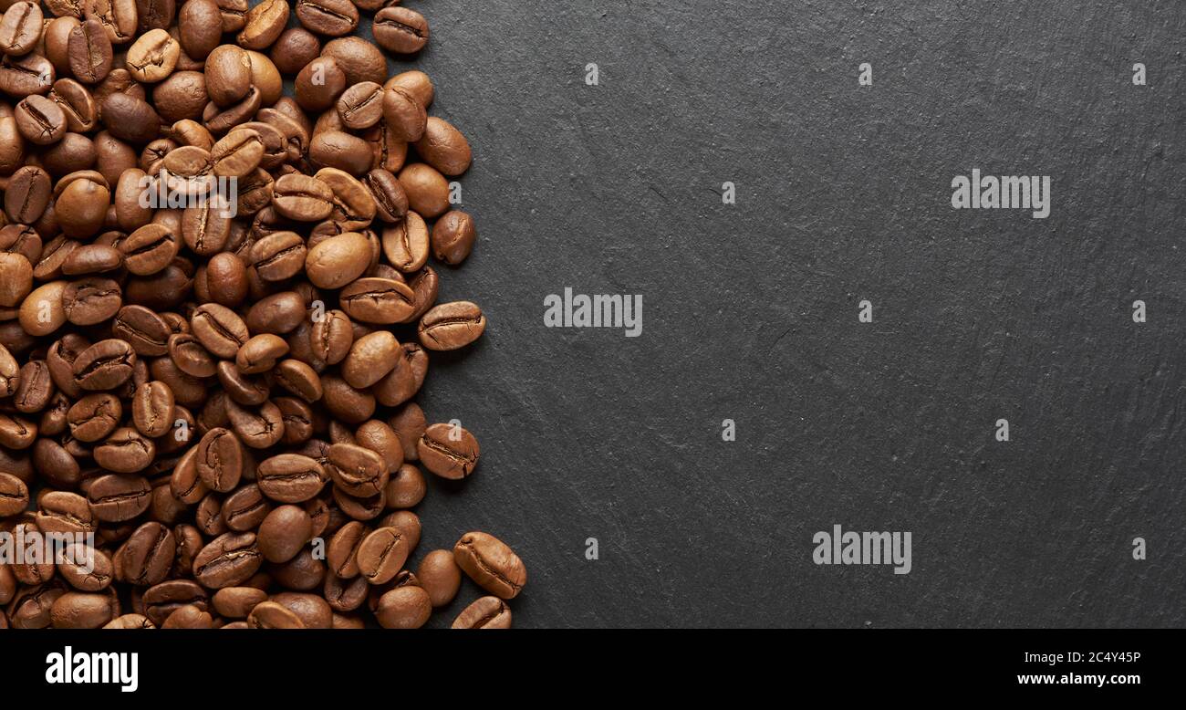 Roasted coffee beans background. Top view Stock Photo - Alamy