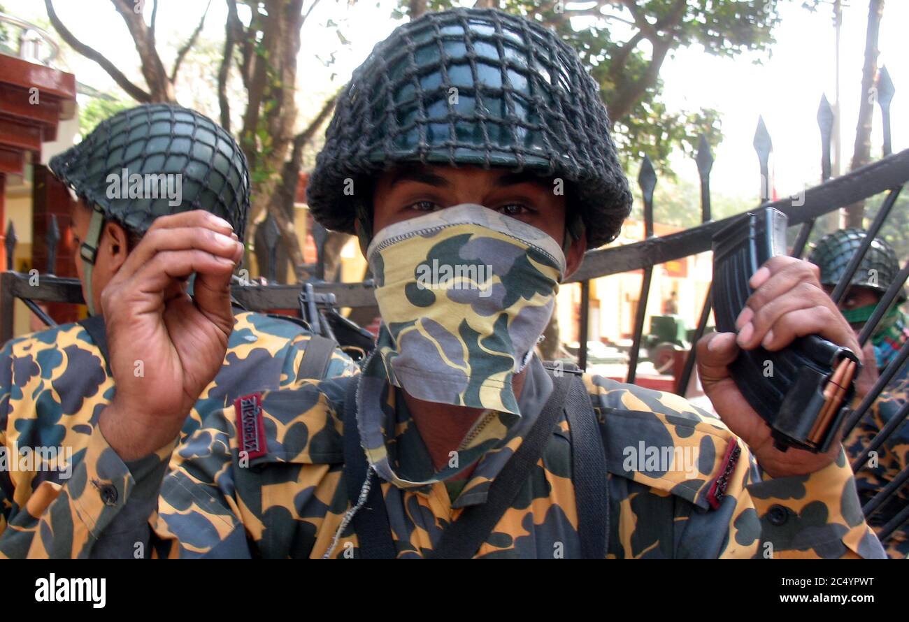 The rebel BDR, Bangladesh Rifles, soldiers take position with heavy guns at, 37 BDR Headquarters, in Rajshahi, Bangladesh. February 26, 2009. A mutiny Stock Photo