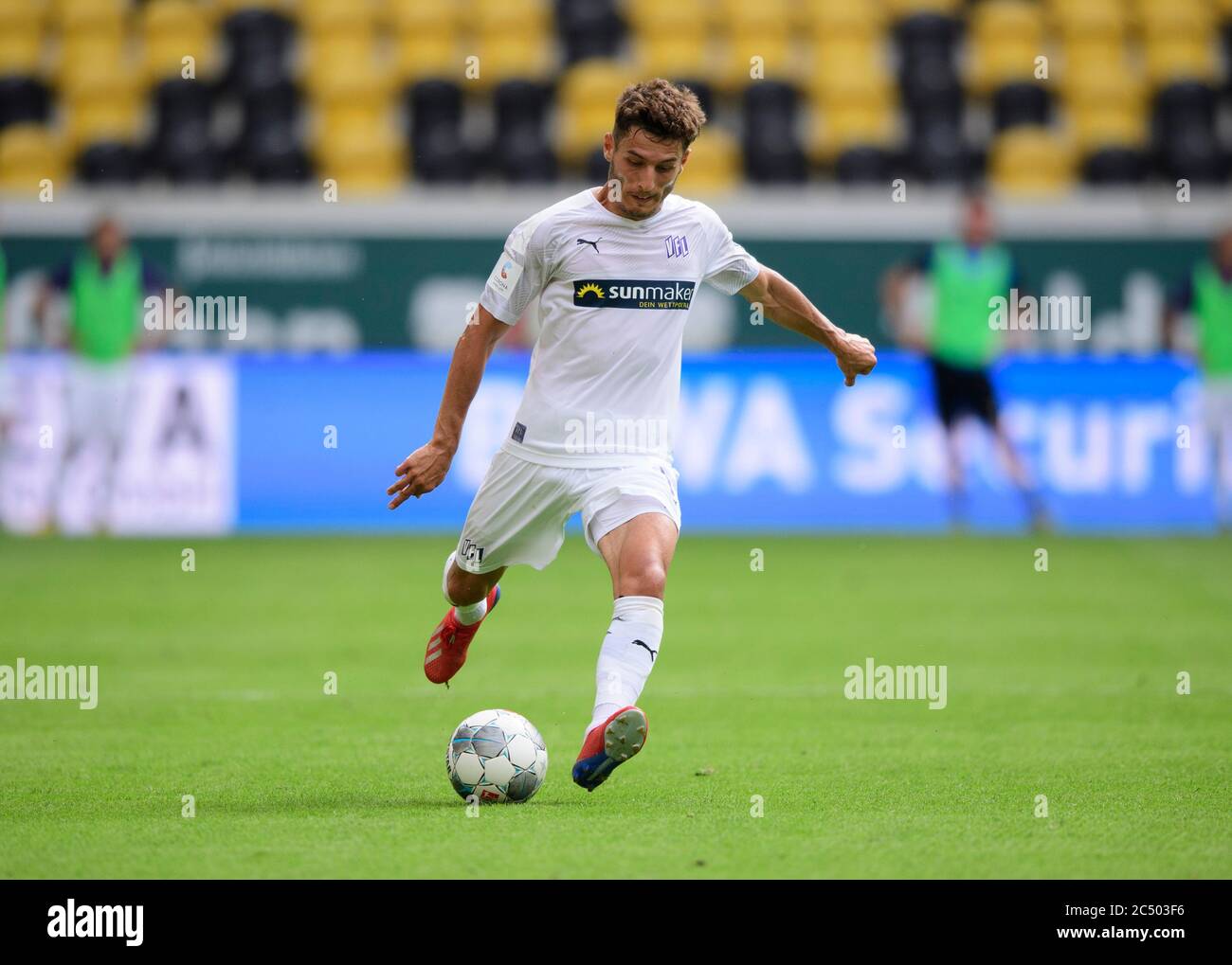 Dresden, Germany. 28th June, 2020. Football: 2nd Bundesliga, SG Dynamo Dresden - VfL Osnabrück, 34th matchday, at the Rudolf Harbig Stadium. Osnabrück's Bashkim Ajdini plays the ball. Credit: Robert Michael/dpa-Zentralbild/dpa - IMPORTANT NOTE: In accordance with the regulations of the DFL Deutsche Fußball Liga and the DFB Deutscher Fußball-Bund, it is prohibited to exploit or have exploited in the stadium and/or from the game taken photographs in the form of sequence images and/or video-like photo series./dpa/Alamy Live News Stock Photo