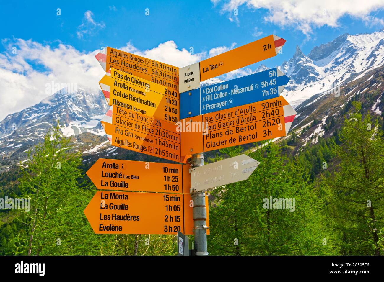 Hiking Trail Sign High Resolution Stock Photography and Images - Alamy