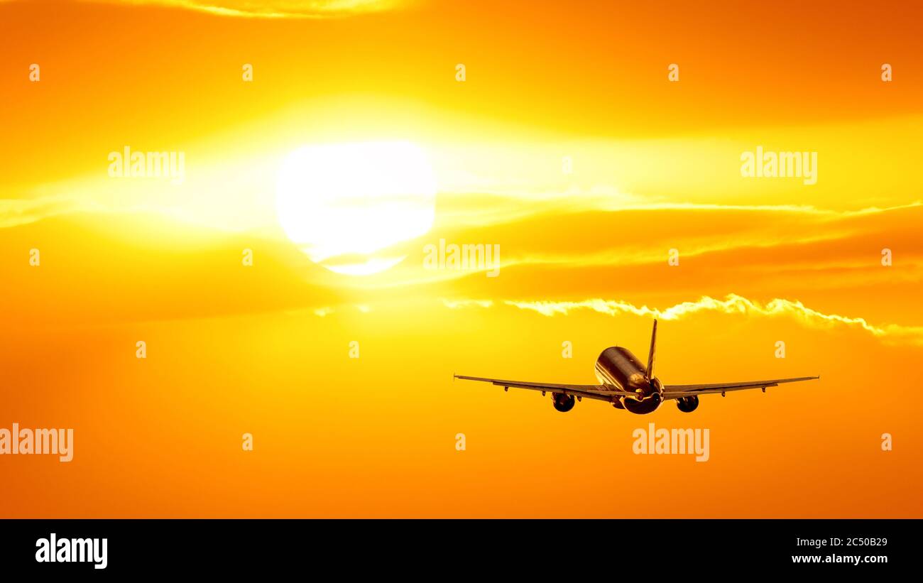 Plane taking off dawn sunrise takeoff hi-res stock photography and ...