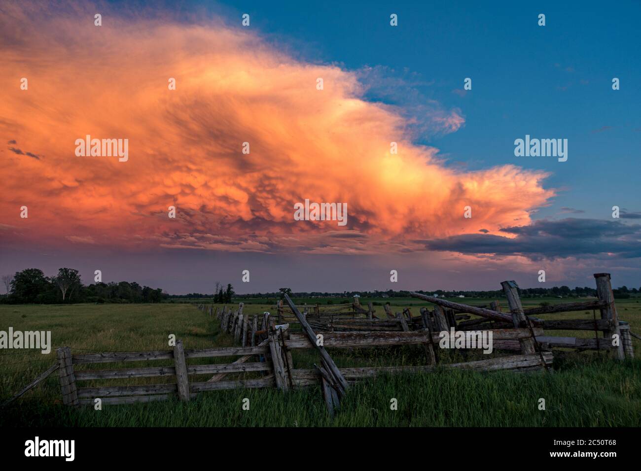 Firey red cloud cloud over agricultural land Stock Photo