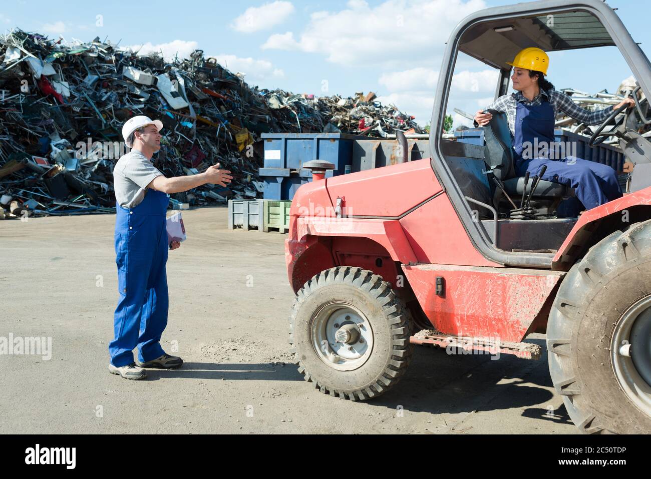 Junkyard car lift hi-res stock photography and images - Alamy