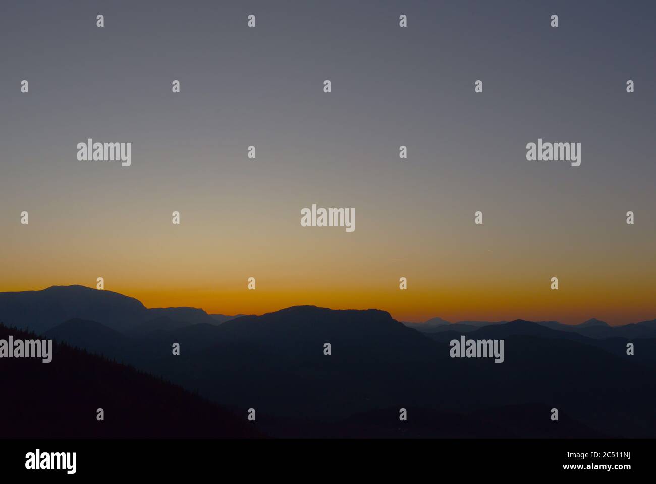 Silhouetten der Alpen im Sonnenuntergang Stock Photo