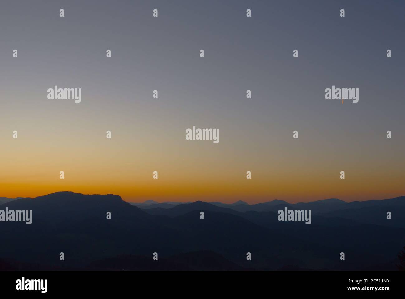 Silhouetten der Alpen im Sonnenuntergang Stock Photo