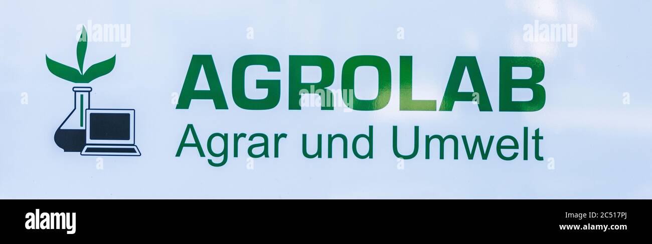 Firmenschild Agrolab Group Umwelt Wasserund Lebensmittel und Futtermittelanalytik. Stock Photo