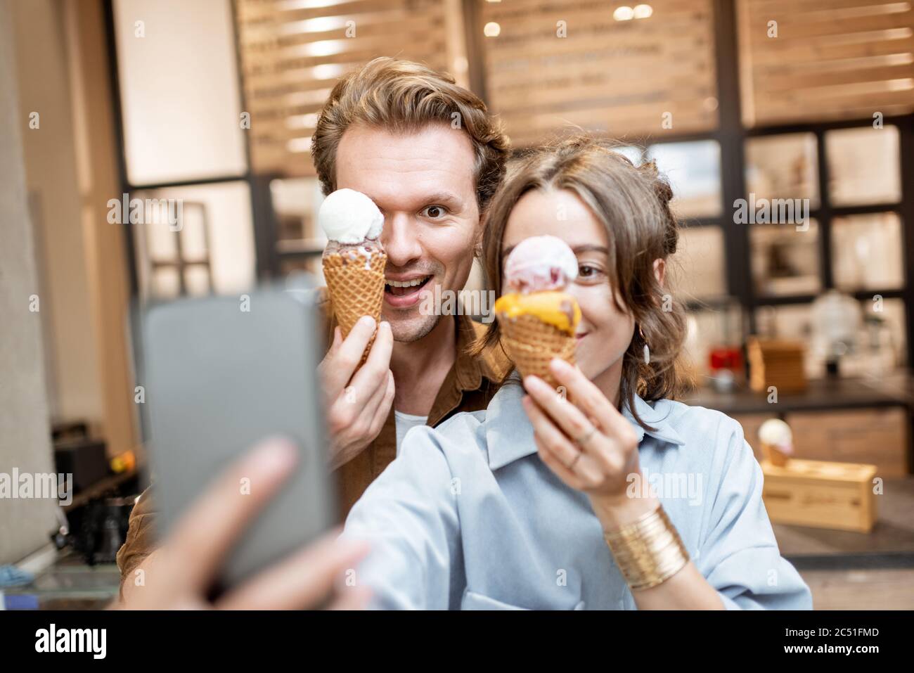Couple eating ice cream store hi res stock photography and images Alamy