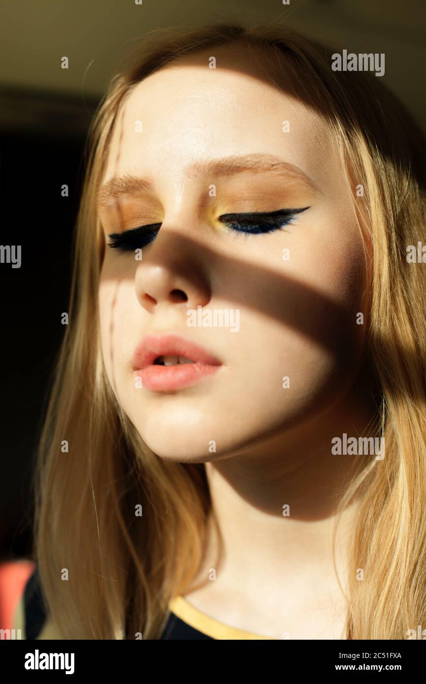 Black eyeliner hi-res stock photography and images - Alamy