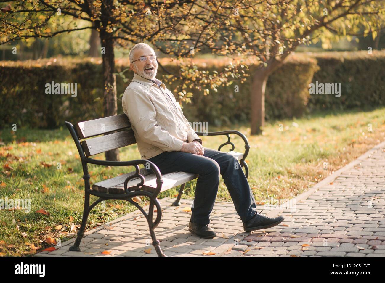 Old men on park bench hi-res stock photography and images - Alamy