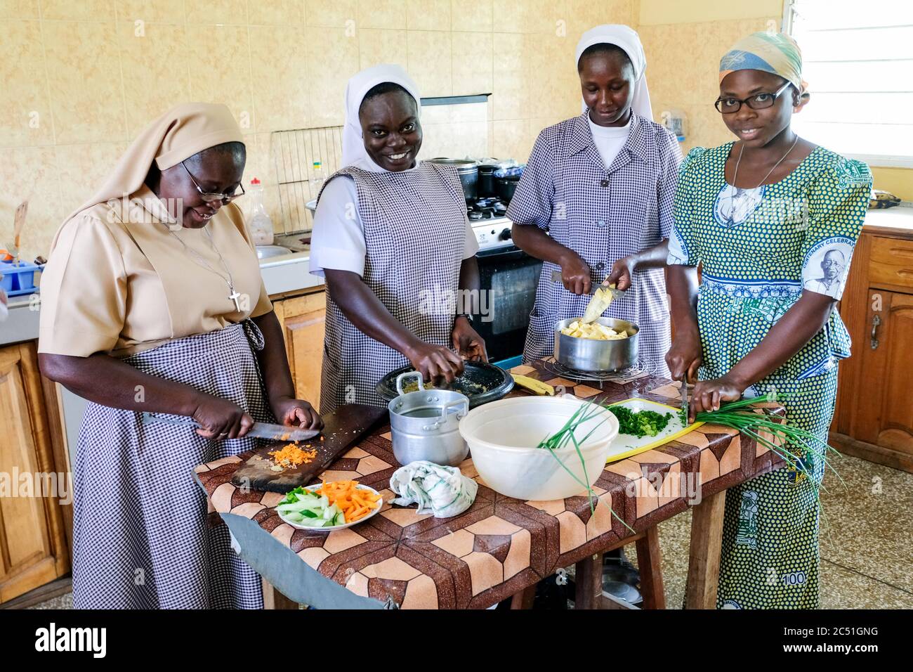 Young candidates of the Order of the 'Handmaids of the Divine Redeemer' (HDR) preparing their meals in the Catholic Novitiate Koforidoa, Ghana, Africa Stock Photo